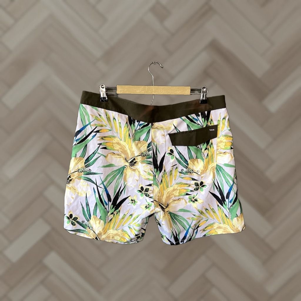Hurley Hurley Mens White Floral Pattern Board Short Size 36 User: Hurley Mens White Floral Pattern Board Short Size 36 Size US 36 / EU 52 - 1 Thumbnail