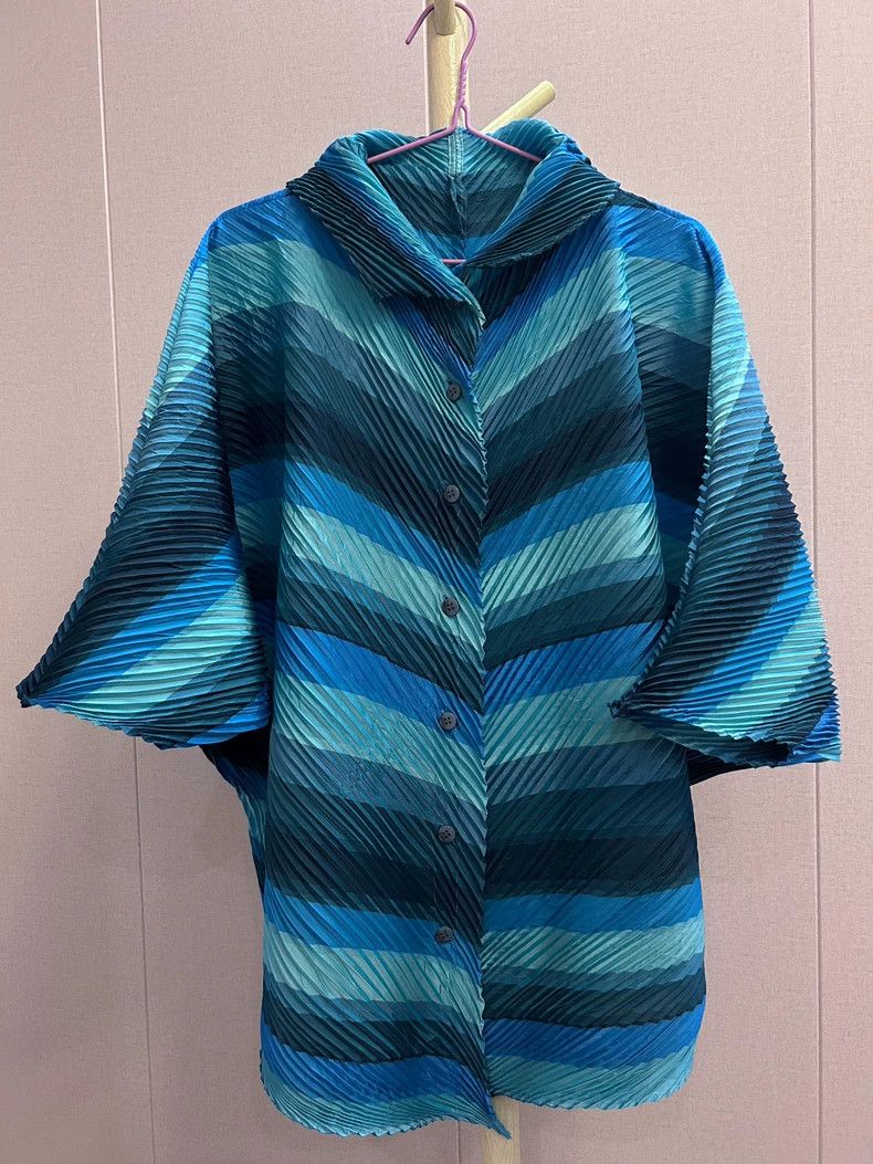 Issey Miyake Issey Miyake size:2 Blue pleated mainline coat Size M / US 6-8 / IT 42-44 - 1 Thumbnail