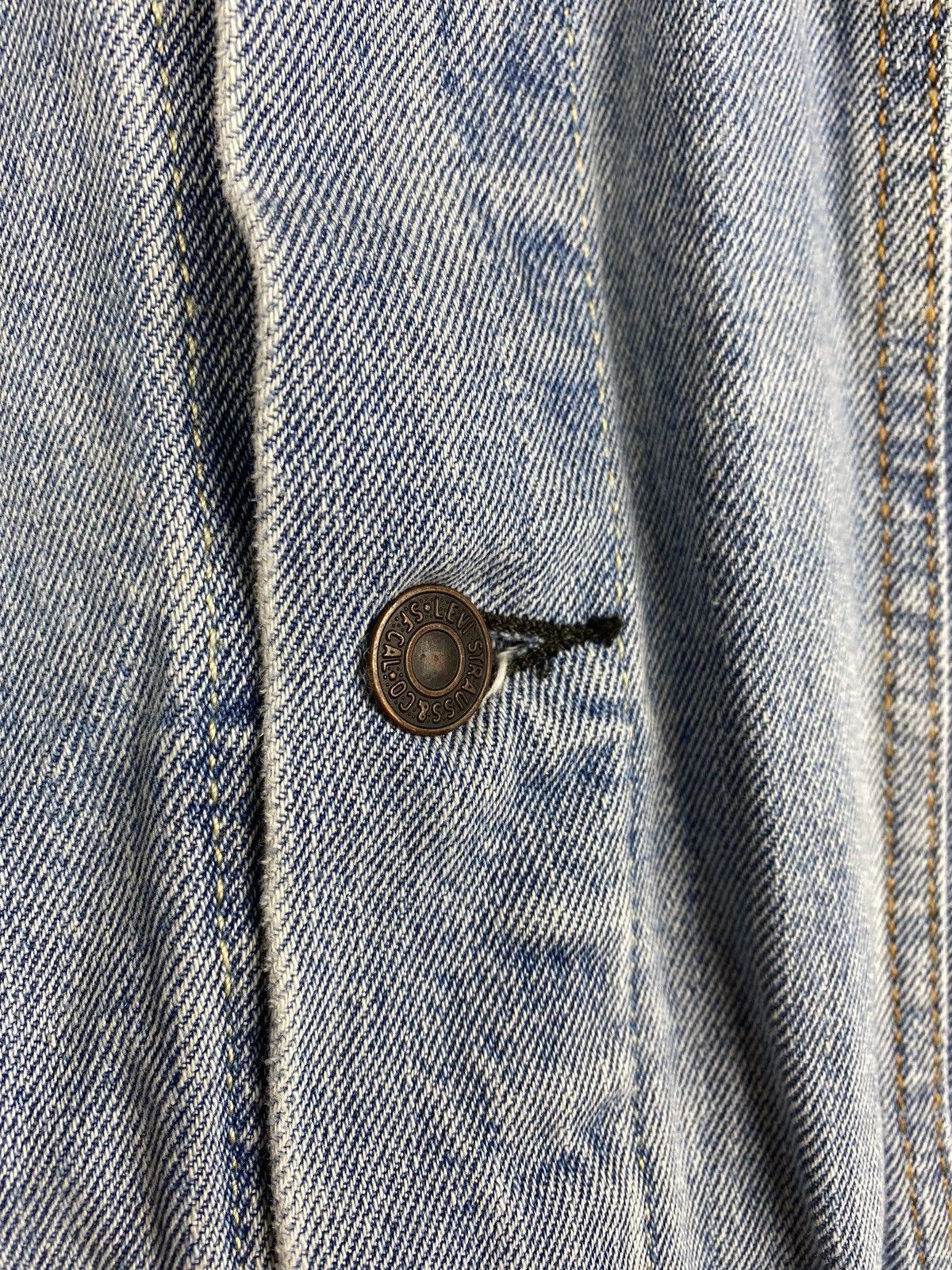 Levi's Levi’s men’s denim trucker jacket size L light blue Size US L / EU 52-54 / 3 - 9 Thumbnail