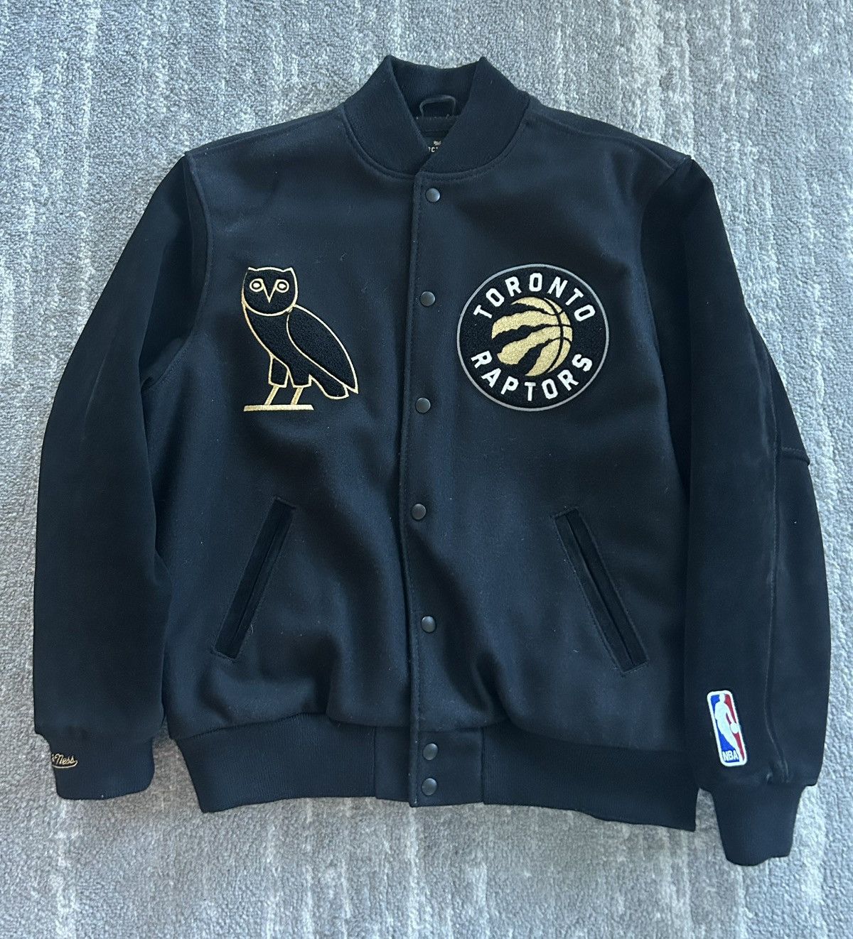 Mitchell & Ness × October's Very Own 2013 OVO x Mitchell&Ness x Toronto Raptors Varsity Size US L / EU 52-54 / 3 - 1 Thumbnail