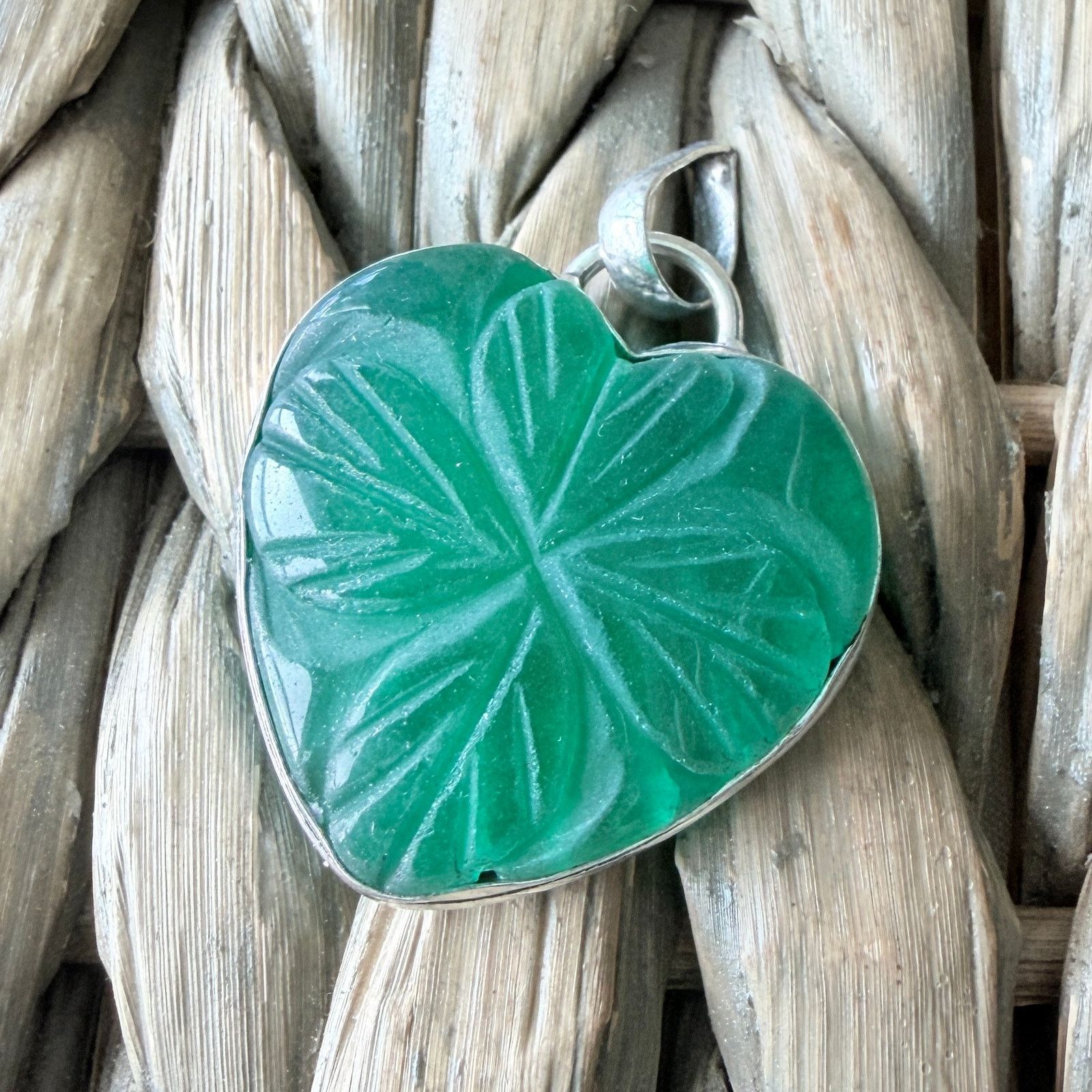 The Unbranded Brand Carved Green Onyx Four Leaf Clover Heart Pendant Size ONE SIZE - 2 Thumbnail