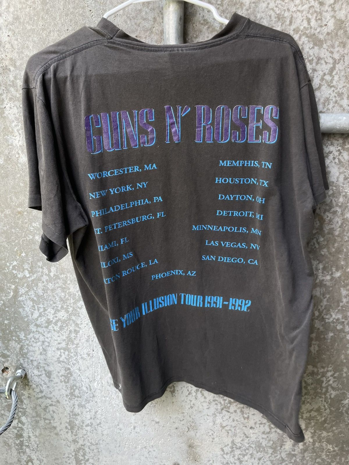 Vintage Vintage 91 THRASHED Gun N’ Roses “Use Your Illusion” Tee Size US L / EU 52-54 / 3 - 4 Thumbnail