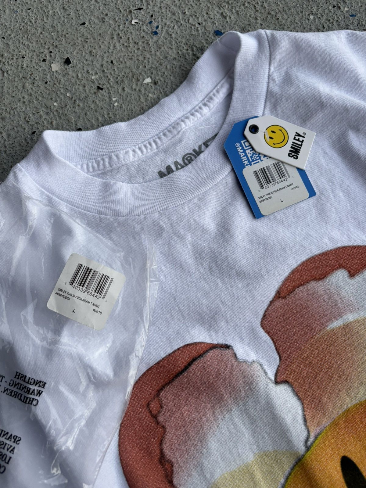 Market (NWT) Market Studios Smiley "This Is Your Brain" Tee Size US XL / EU 56 / 4 - 9 Thumbnail