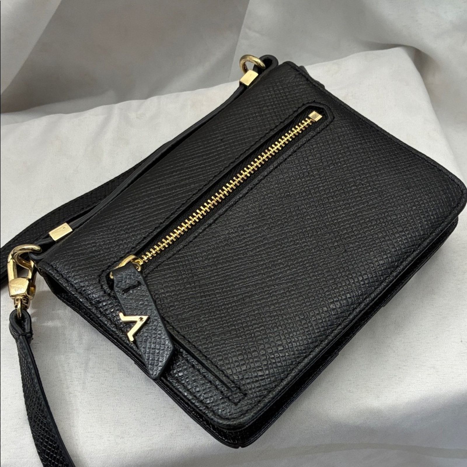 Vince Camuto Vince Camuto Textured Black Crossbody Wallet / Gold Accents Size ONE SIZE - 13 Thumbnail