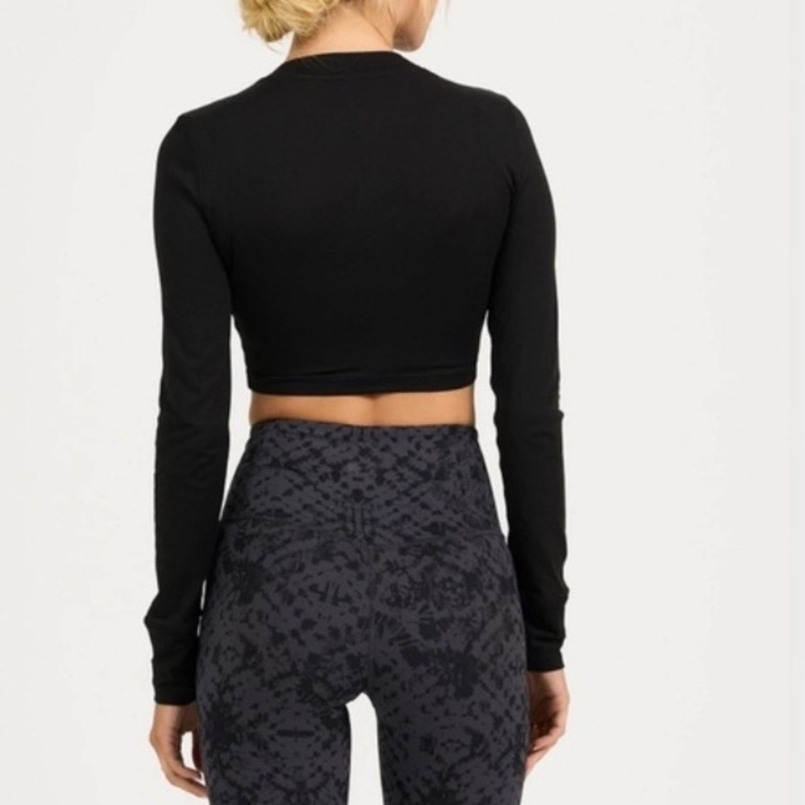 Vuori VUORI $85 LUX Long Sleeve Crop Mock Tee Blk MEDIUM EUC Size M / US 6-8 / IT 42-44 - 11 Thumbnail