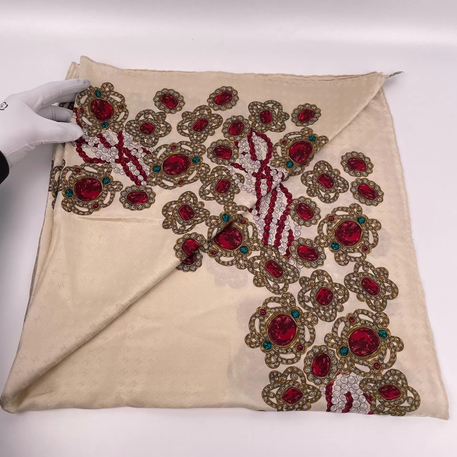 Chanel Chanel White Silk Scarf 85x85 Size ONE SIZE - 9 Thumbnail