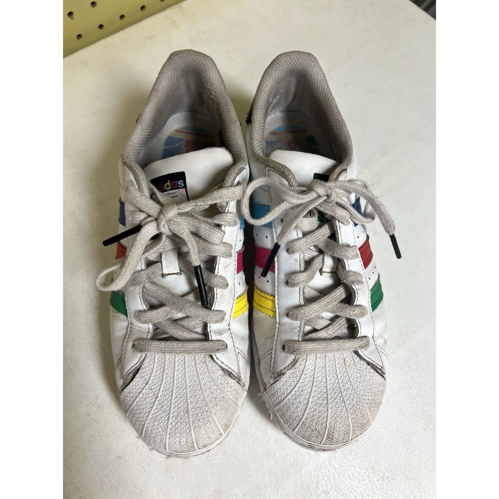 Adidas ADIDAS SUPERSTAR J White Multicolor Stripes Men's 6.5 Basketball Shoe Sneaker Cap Toe Logo Striped Adidas Shoe 6.5 Mens FW5236 Low Top Leather Rubber Size ONE SIZE - 2 Thumbnail