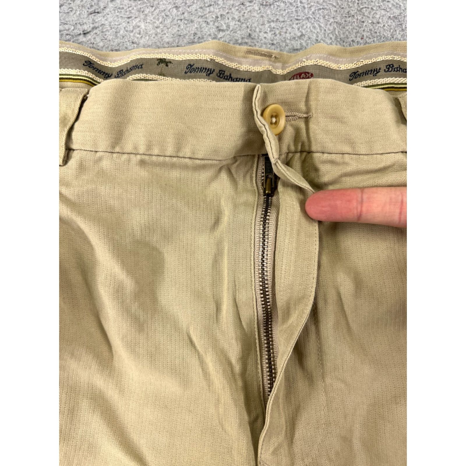 Tommy Bahama Tommy Bahama Shorts Adult 36 Beige Silk Bermuda Pleated Beach Vacation Size US 36 / EU 52 - 6 Thumbnail