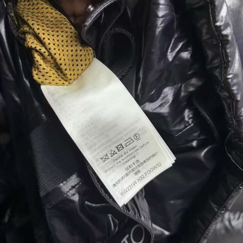 Louis Vuitton Louis Vuitton Black solid glossy hooded long sleeve down j Size XS / US 0-2 / IT 36-38 - 4 Thumbnail