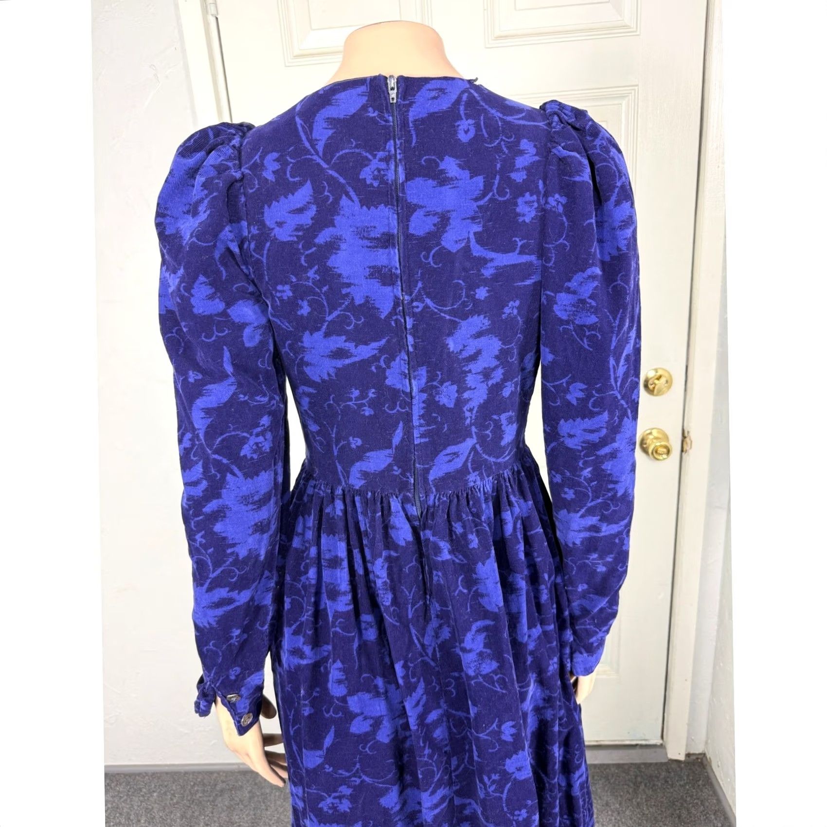 Laura Ashley VINTAGE Laura Ashley Dress Womens Corduroy Cotton Floral Pockets Long sleeve XS Blue 1980s Casual Girls/ Womens Size XS / US 0-2 / IT 36-38 - 6 Thumbnail