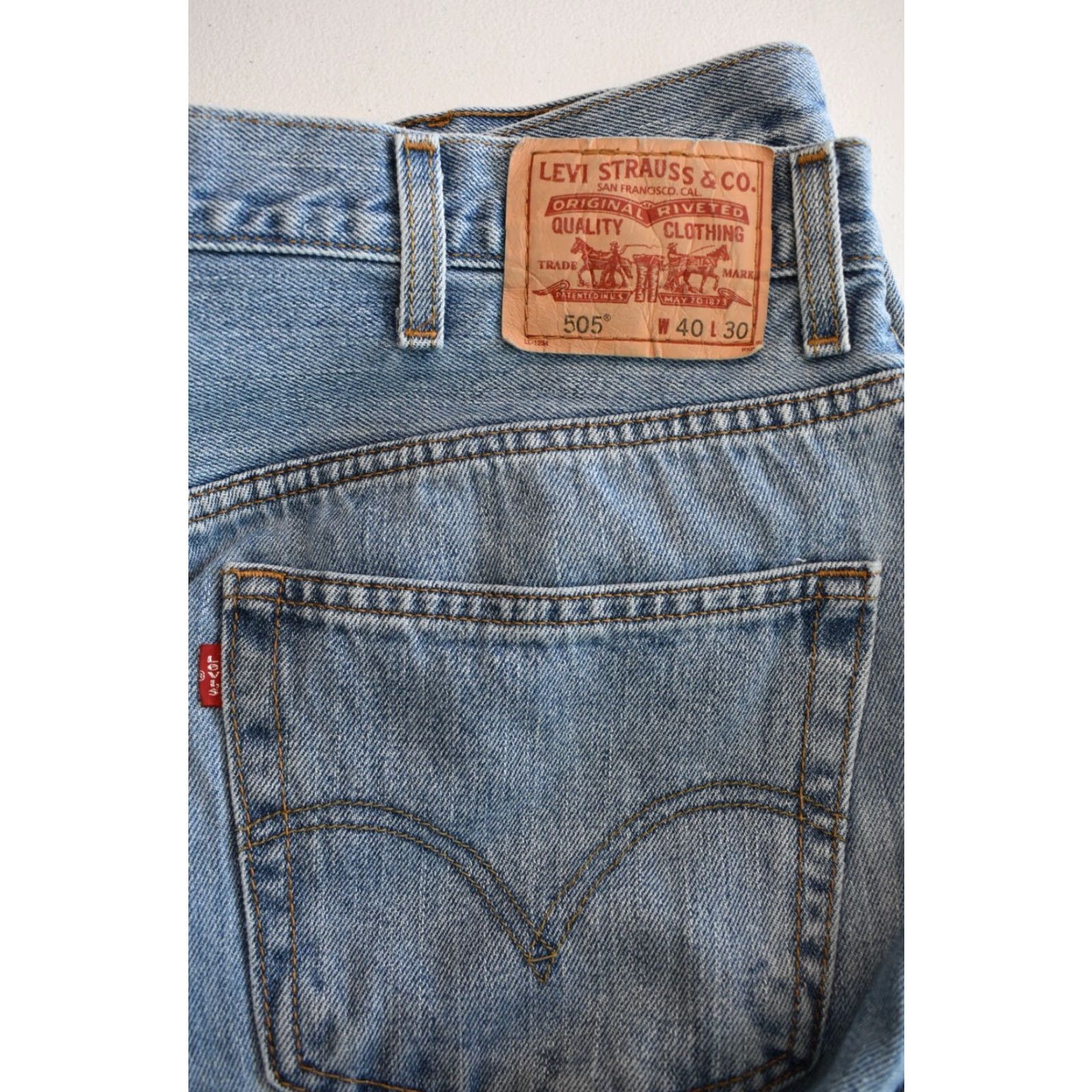 Levi's VINTAGE Levi's 505 Jeans Mens 39x31 Regular Distressed Blue Denim Cotton 9in Leg Opening Straight 13.5in Rise Size US 39 - 4 Thumbnail