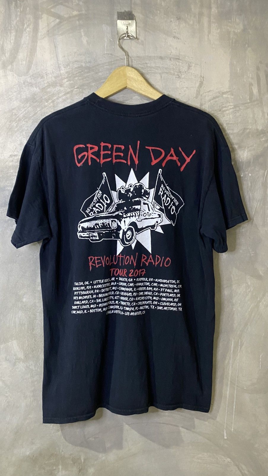Gildan Green Day Revolution Radio Tour 2017 Size US L / EU 52-54 / 3 - 2 Thumbnail