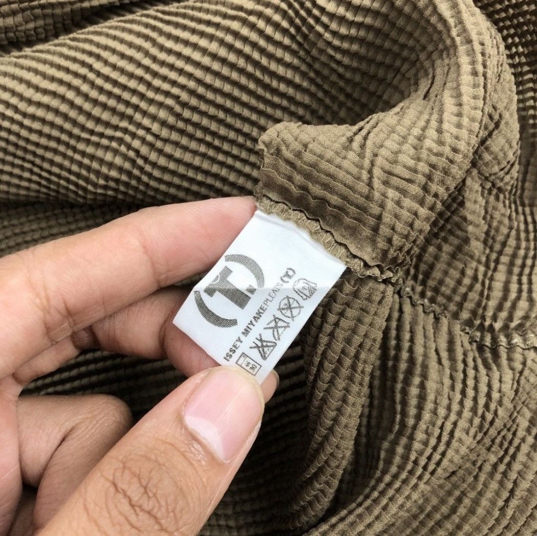 Issey Miyake 2000s Issey Miyake Pleats Turtleneck Strect Material Size US S / EU 44-46 / 1 - 9 Thumbnail