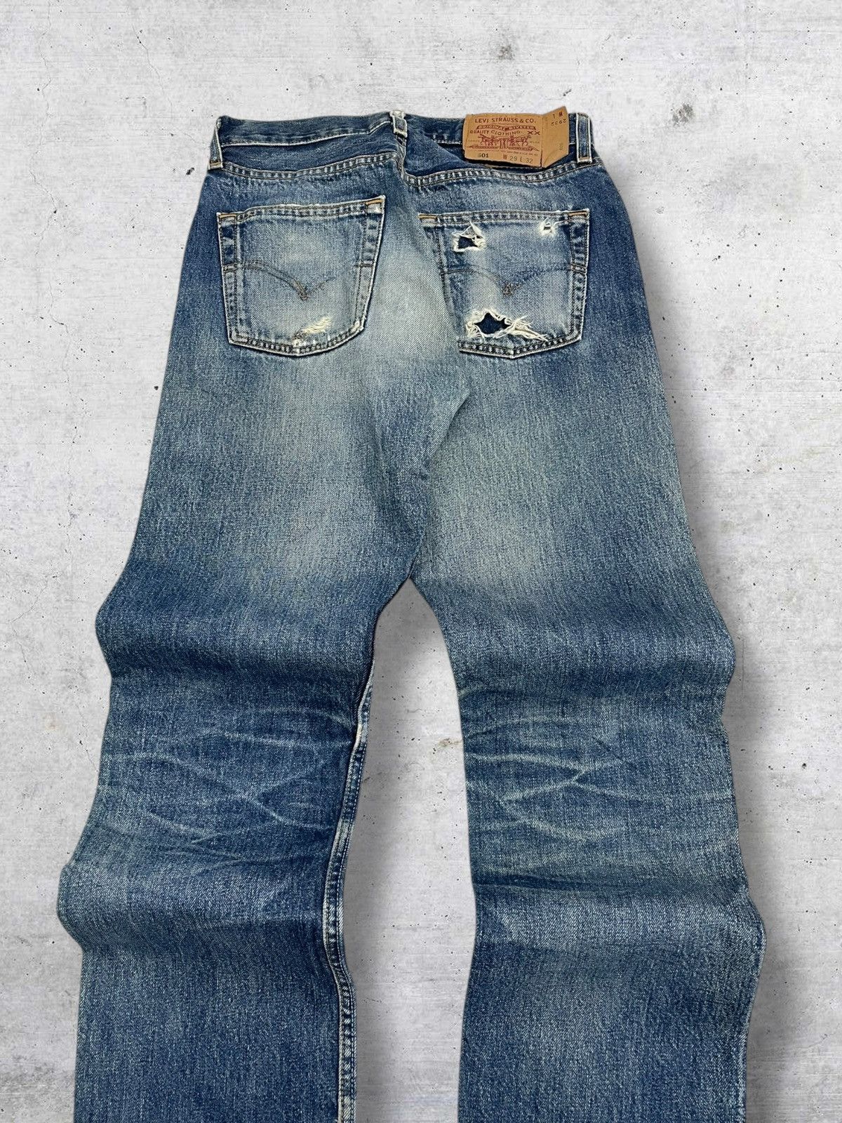 Levi's Vintage Clothing VINTAGE 501 LEVIS USA DESIGNER 90S RIPPED WHISKERING DENIM Size US 28 / EU 44 - 11 Thumbnail