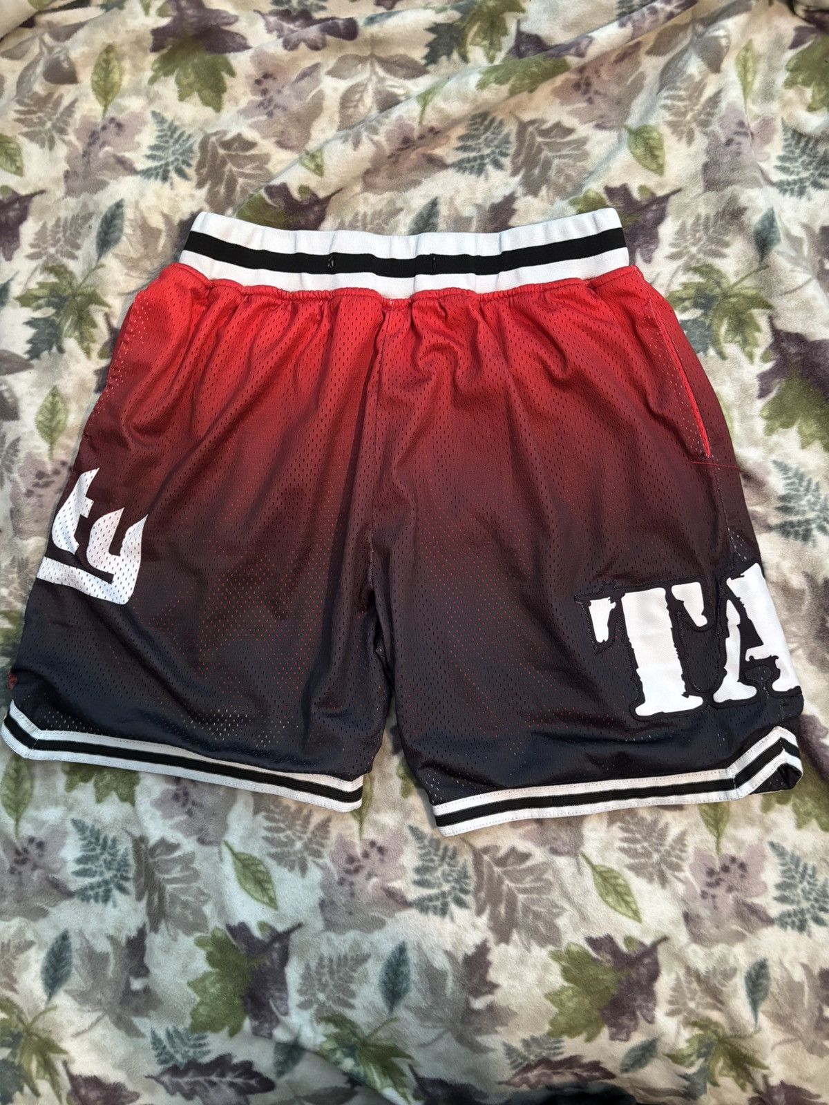 Other Looney Tunes Tasmanian Devil Shorts Size US 40 / EU 56 - 1 Thumbnail