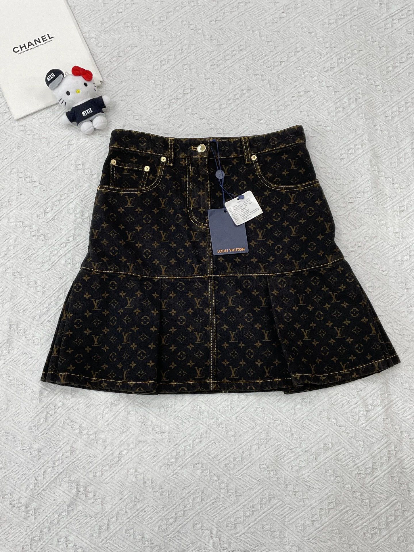 Louis Vuitton LV Black Gold Monogram Short Skirt FR36 Size 26" / US 2 / IT 38 - 1 Thumbnail