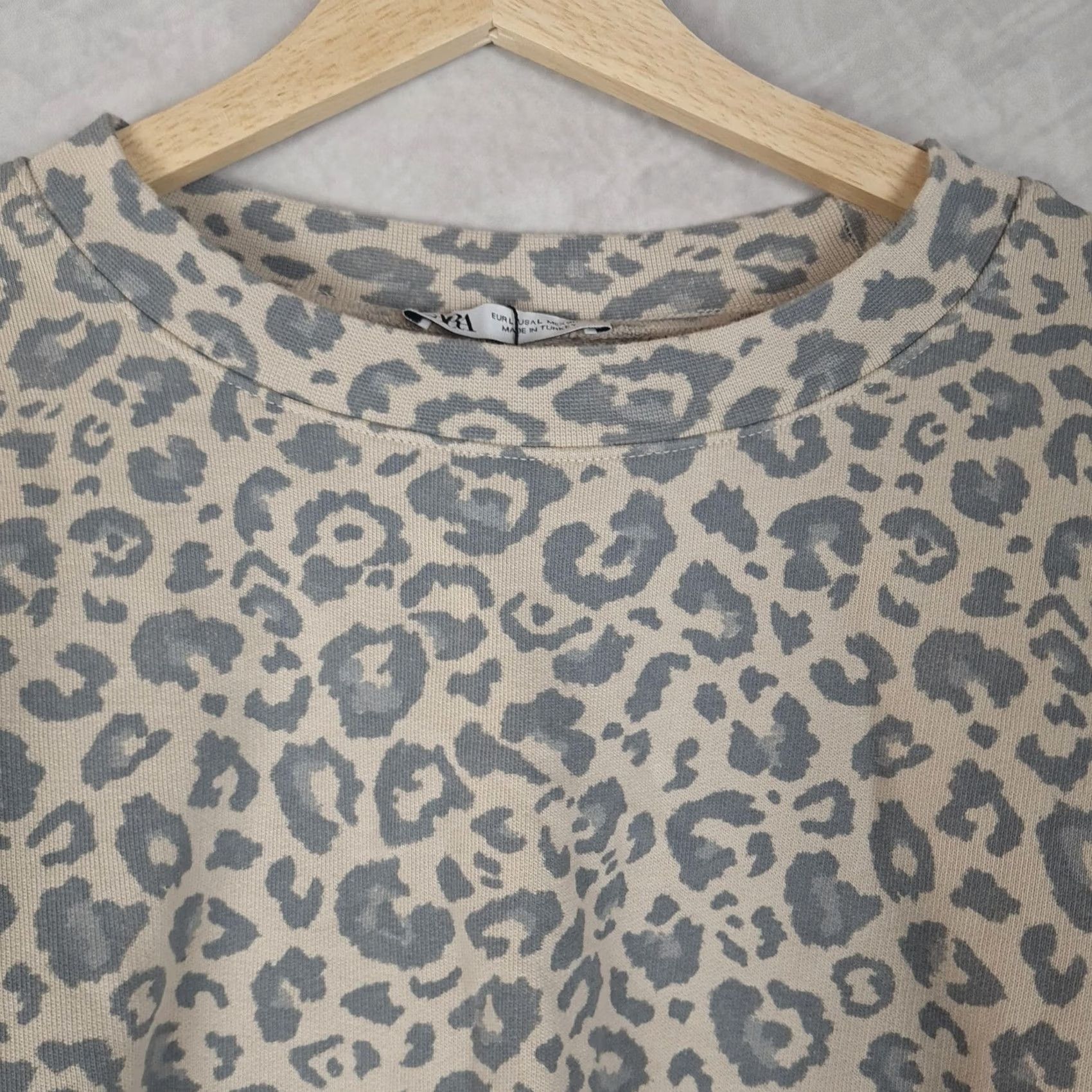 Zara Zara Sweatshirt Womens L Beige Leopard Print Pullover Knit Crew Neck Casual All Seasons Relaxed Fit Wool? No, Cotton, Polyester Size L / US 10 / IT 46 - 7 Thumbnail