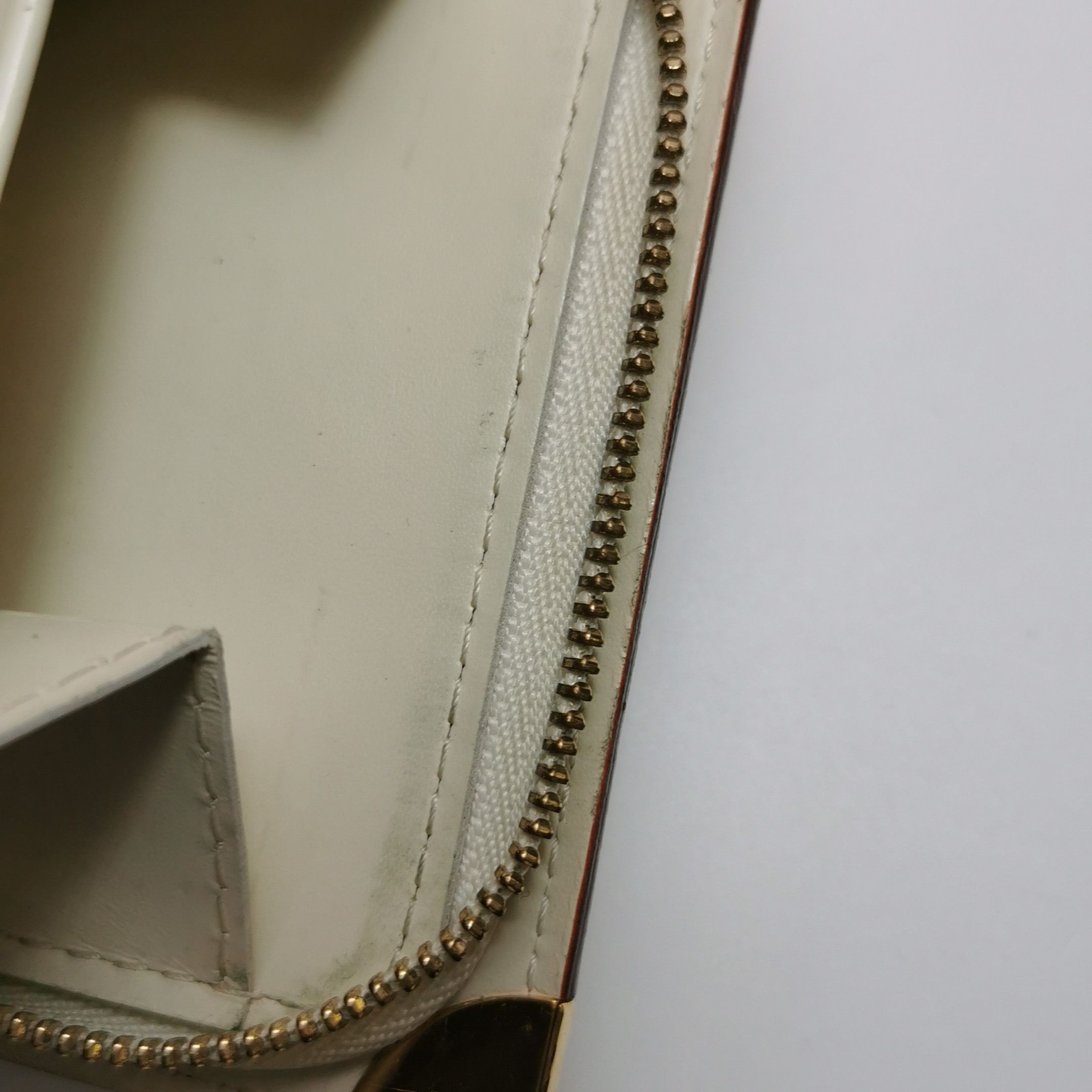 Louis Vuitton Louis Vuitton (LV) Cowhide and Sheepskin Solid Color Zipper Size ONE SIZE - 3 Thumbnail