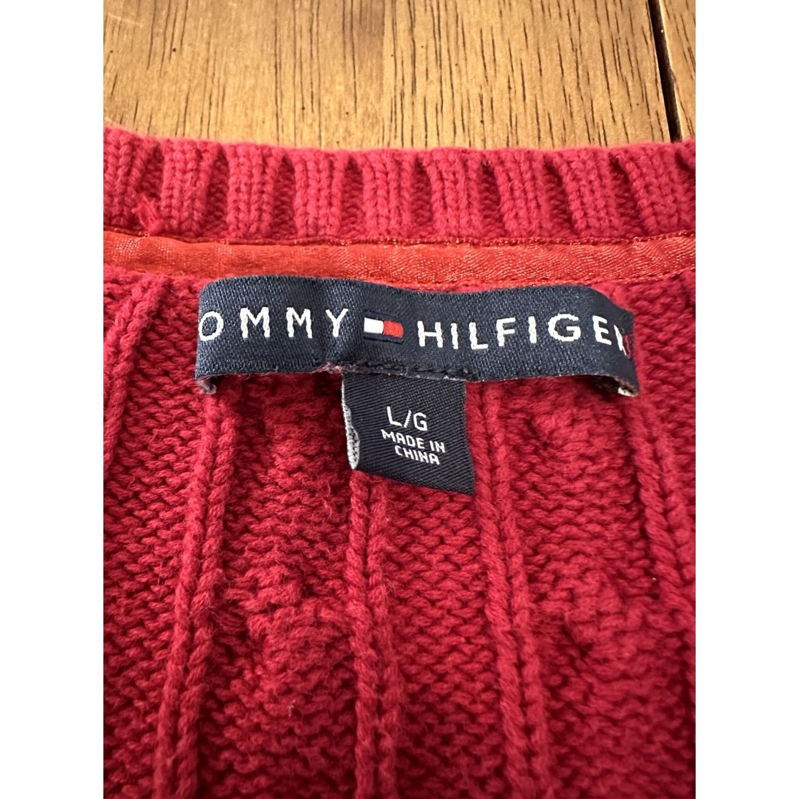 Tommy Hilfiger VINTAGE Tommy Hilfiger V Neck Cable Knit Sweater Large Red Mens? Size L / US 10 / IT 46 - 2 Thumbnail