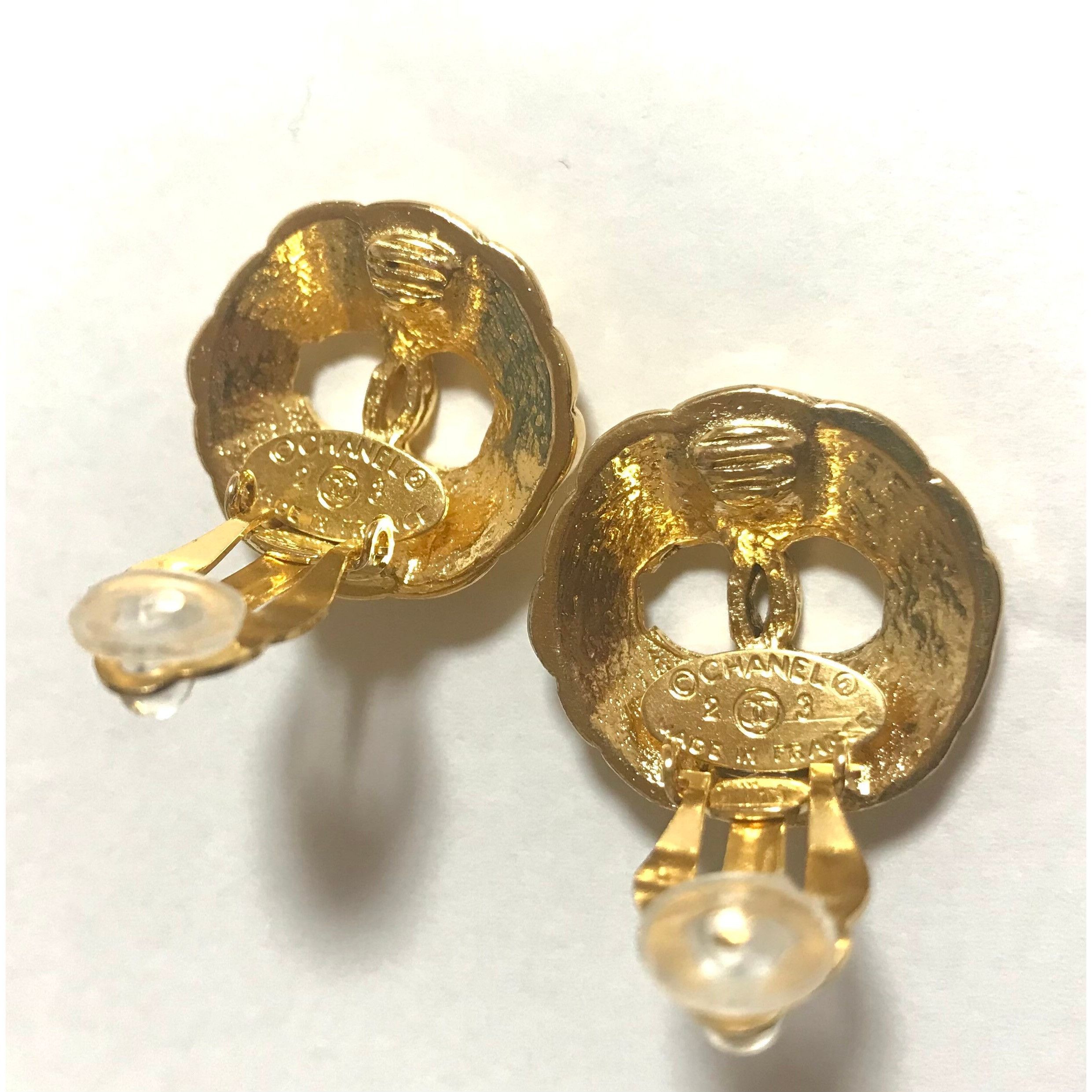 Chanel Vintage CHANEL gold tone round earrings with CC mark. Classi Size ONE SIZE - 8 Thumbnail