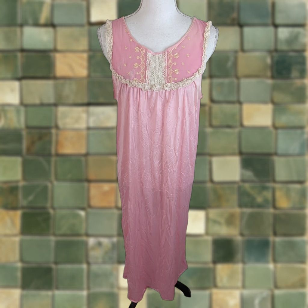 Pinko VINTAGE Pink Women’s Lace Accent Night Gown Size Large L 70s Nightgown Women’s Mens? Sorry—gender at end. Size ONE SIZE - 1 Thumbnail