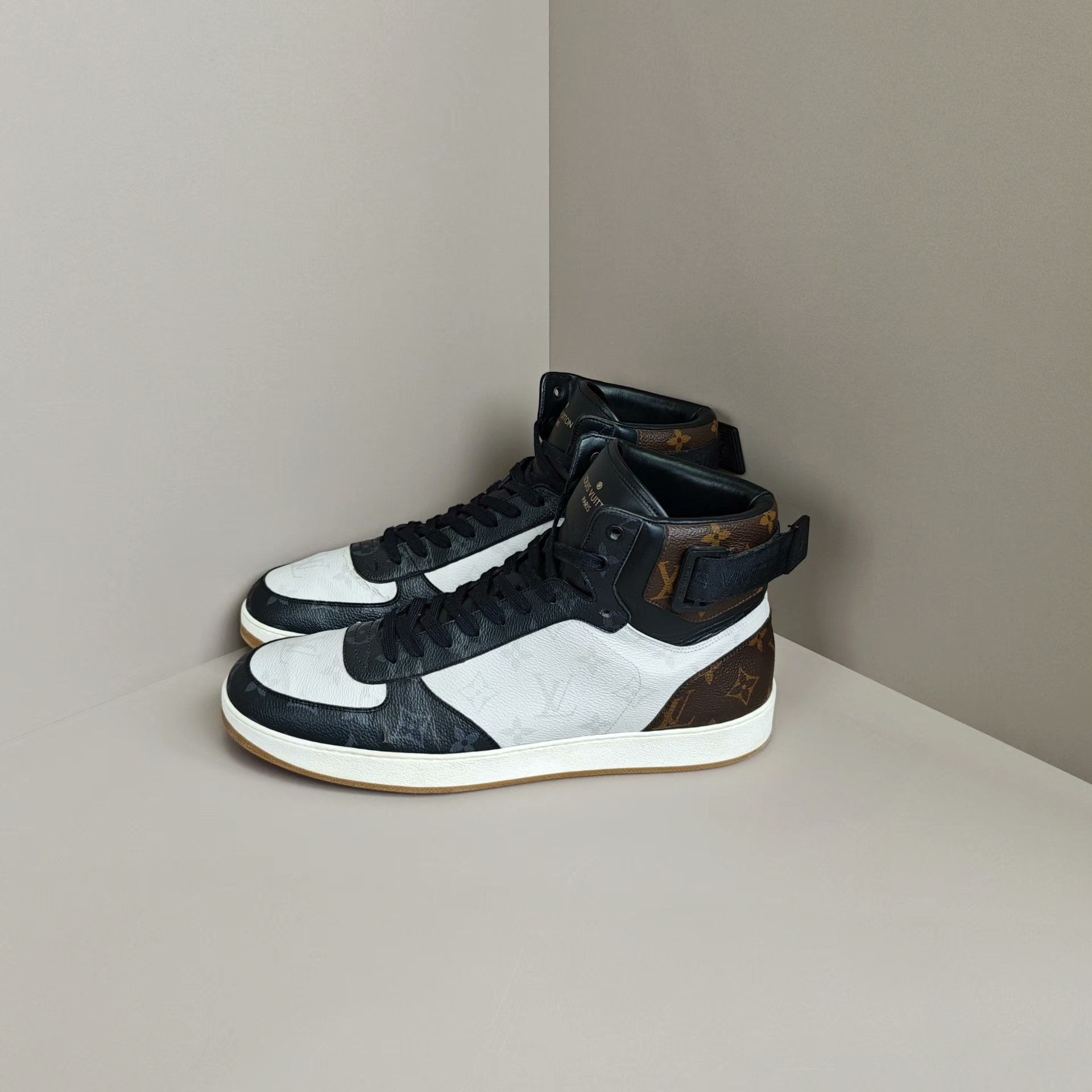 Louis Vuitton Louis Vuitton Hitop Sneakers 11 Men Size US 11 / EU 44 - 1 Thumbnail