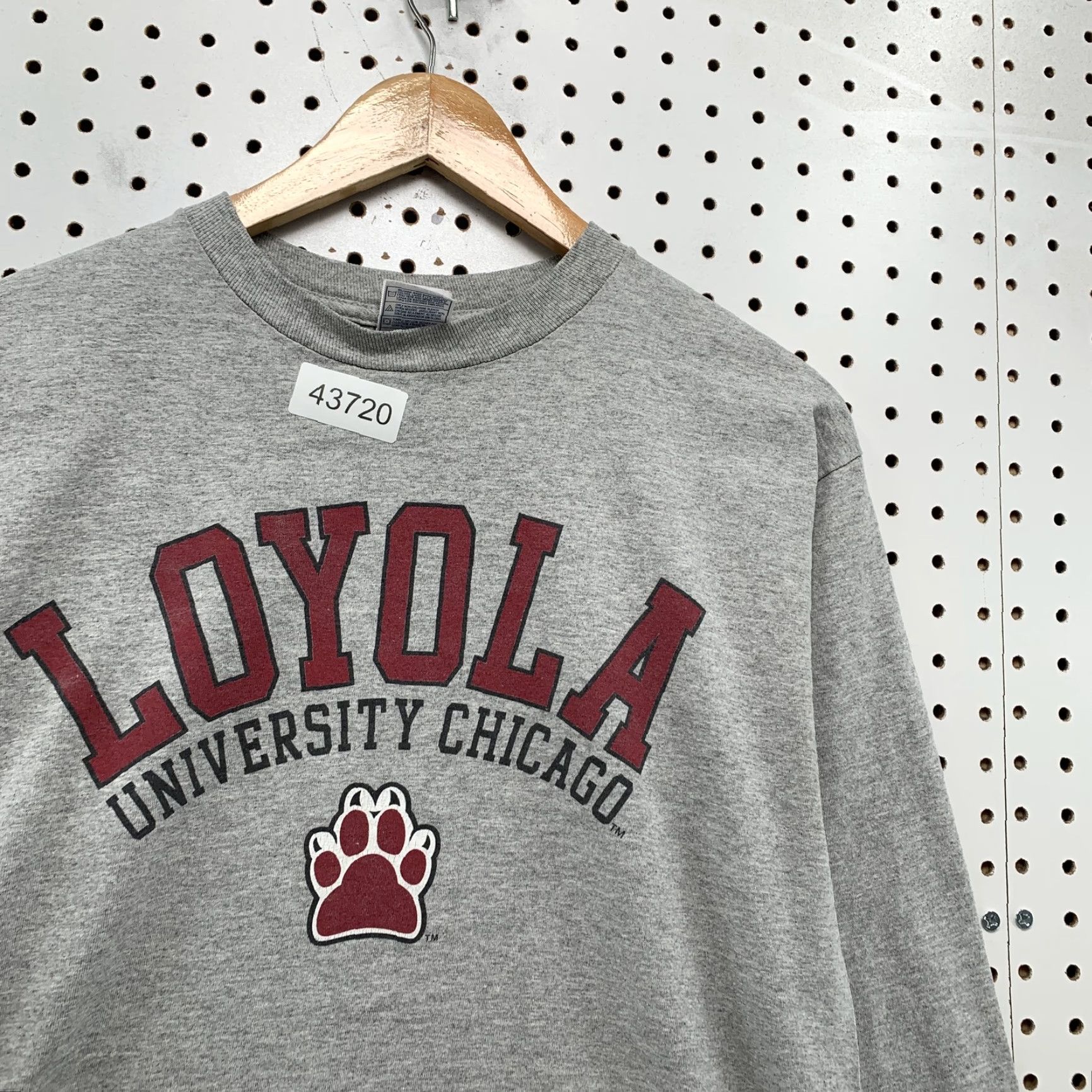 Vintage Loyola University Chicago Shirt Mens Medium Gray Long Sleeve M Shirt Mens Gray Loyola University Chicago M Size US M / EU 48-50 / 2 - 7 Thumbnail