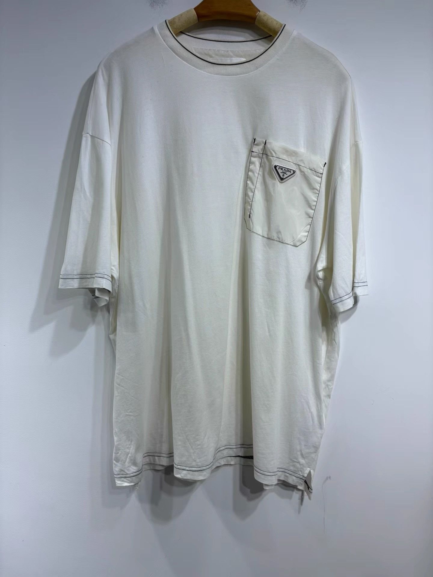 プラダ UJN639 19年 ﾎﾜｲﾄ Acronyms ﾌﾟﾘﾝﾄTｼｬﾂ S Prada Prada Acronym T-shirt | Grailed