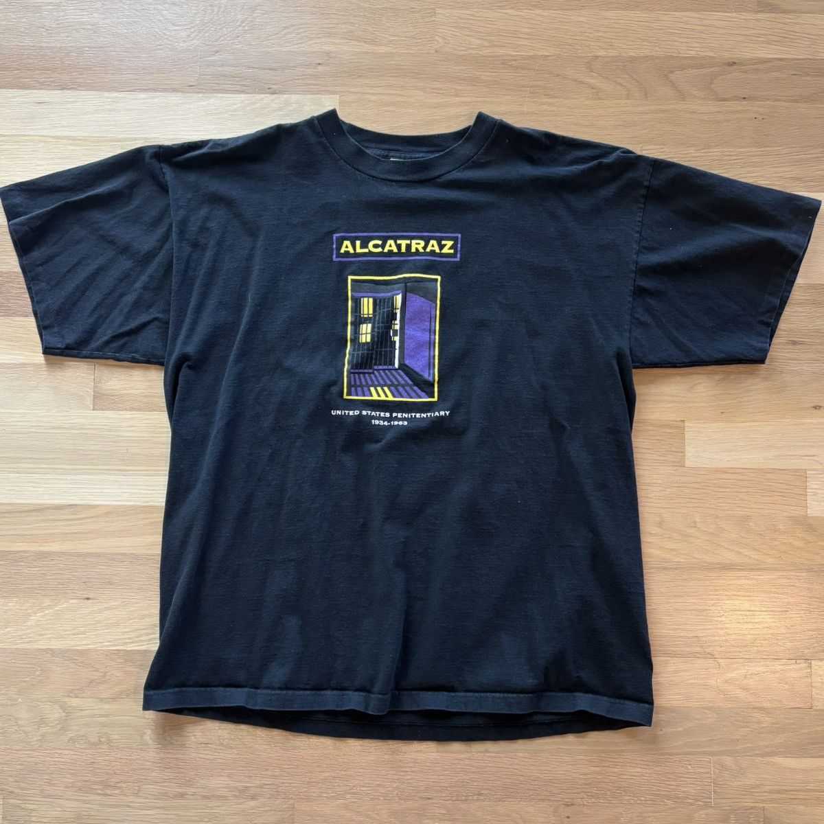 Vintage Vintage Alcatraz United States Penitentiary Graphic Tee Size US XXL / EU 58 / 5 - 1 Thumbnail