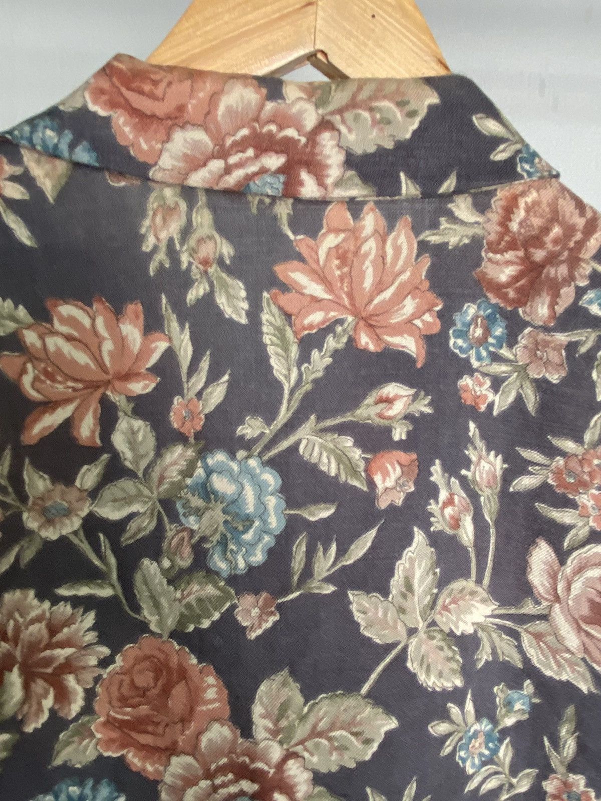 Burberry Burberrys Vintage Floral Button-Up Blouse in Charcoal Size XL / US 12-14 / IT 48-50 - 12 Thumbnail