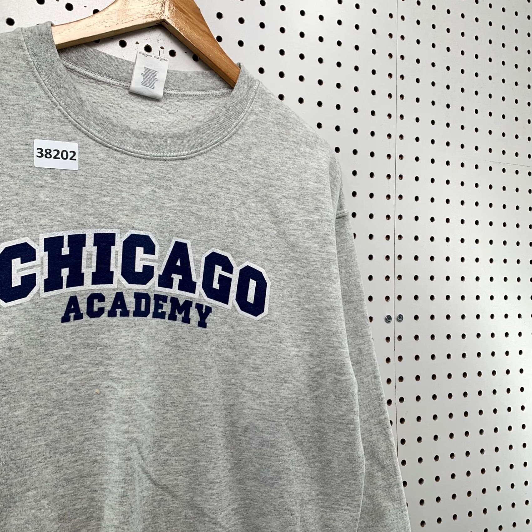Gildan Chicago Academy Sweatshirt Mens Medium Gray Crewneck Embroidered 22x25.5 Size US M / EU 48-50 / 2 - 5 Thumbnail