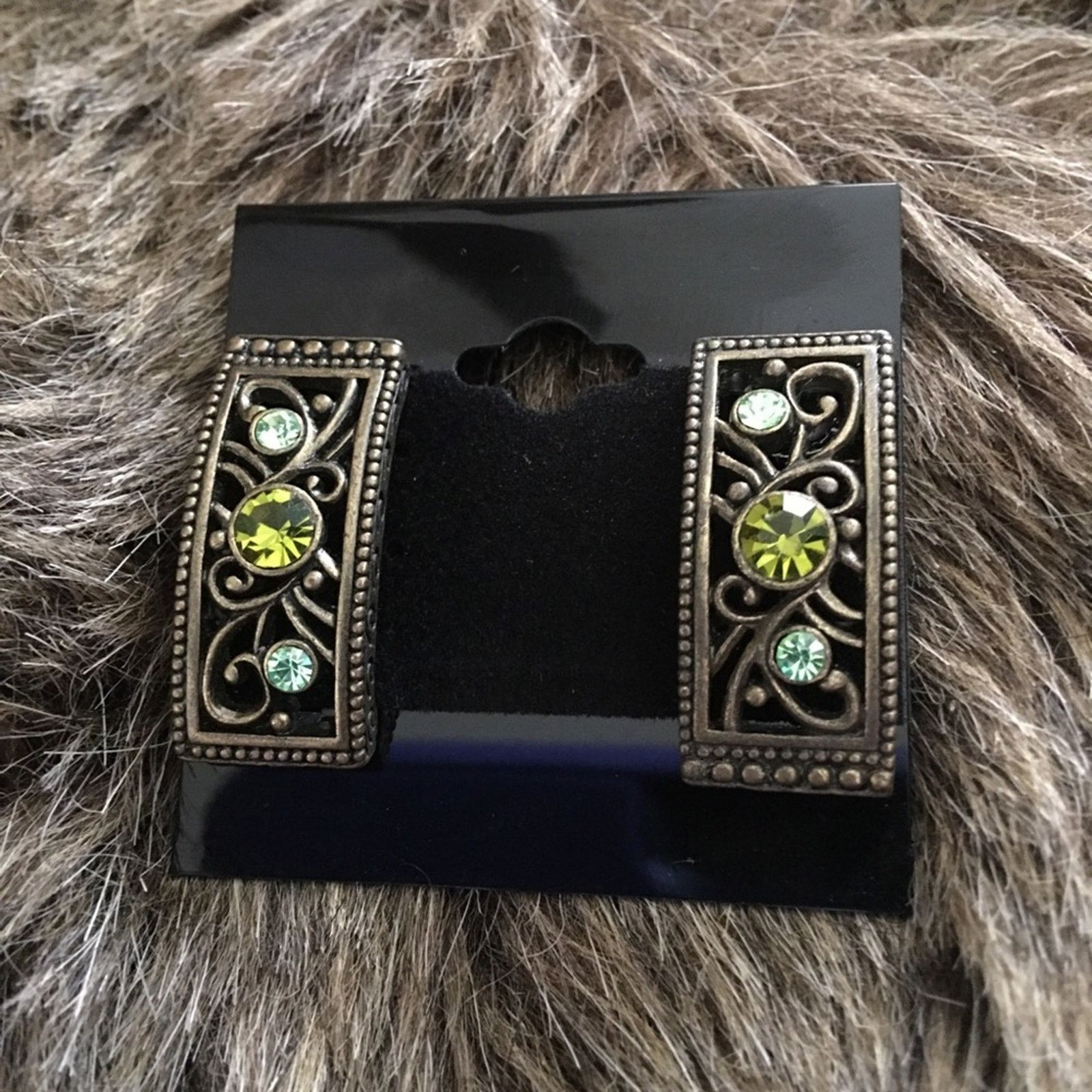 Vintage Vintage estate green glass stone pierced earrings Size ONE SIZE - 2 Thumbnail