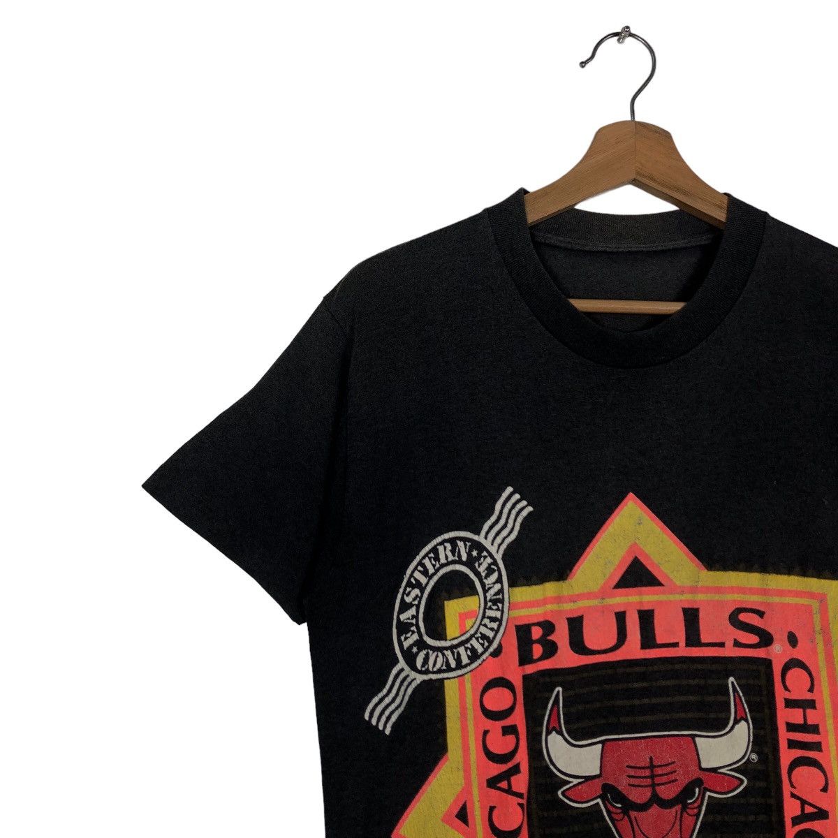 NBA 🔥90’s Vintage Chicago Bulls T-Shirt Big Logo Over Print Size US M / EU 48-50 / 2 - 6 Thumbnail