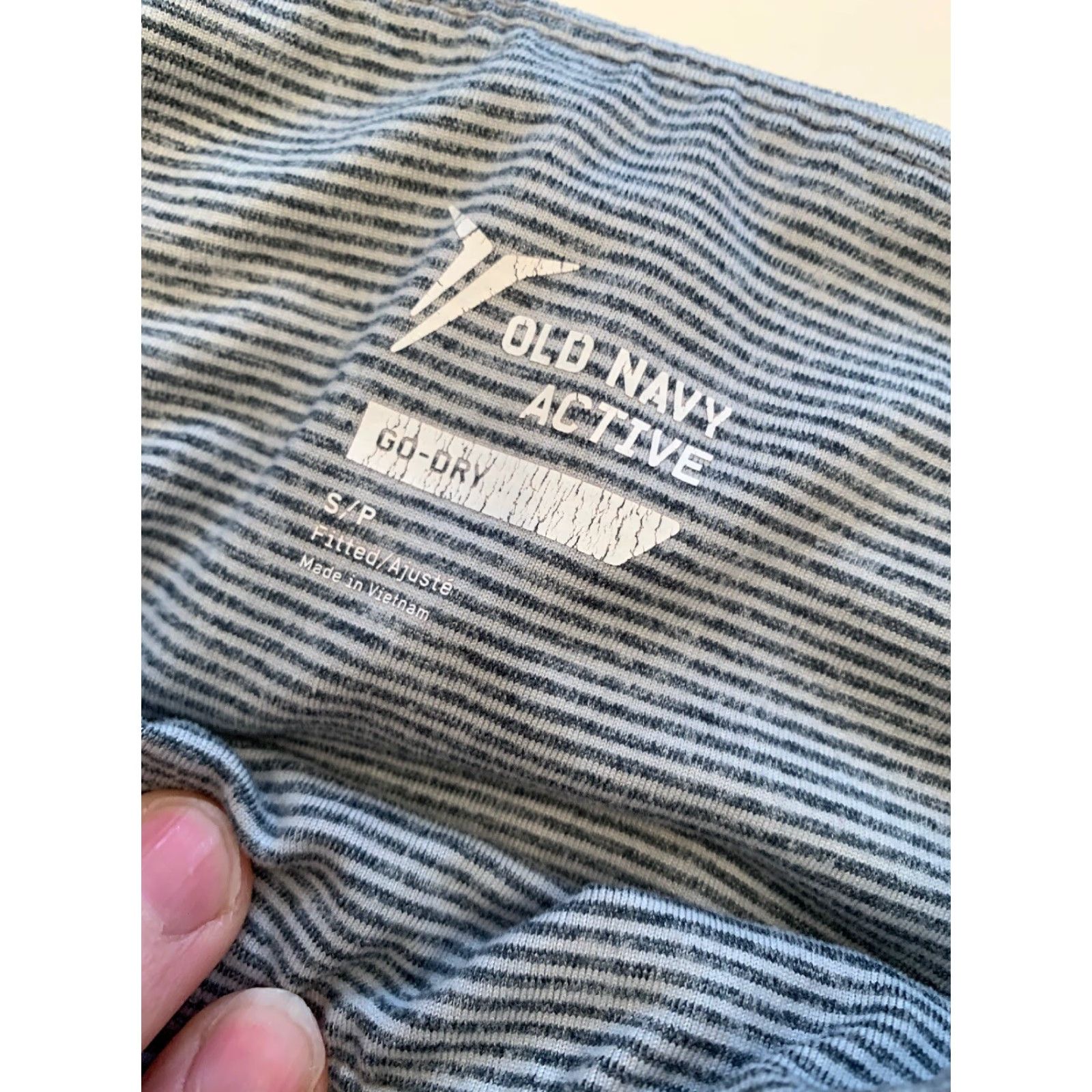 Old Navy VINTAGE Old Navy Active Go-Dry Gray White Stripe Women's Crop Leggings 20" Inseam Small Size 28" / US 6 / IT 42 - 4 Thumbnail