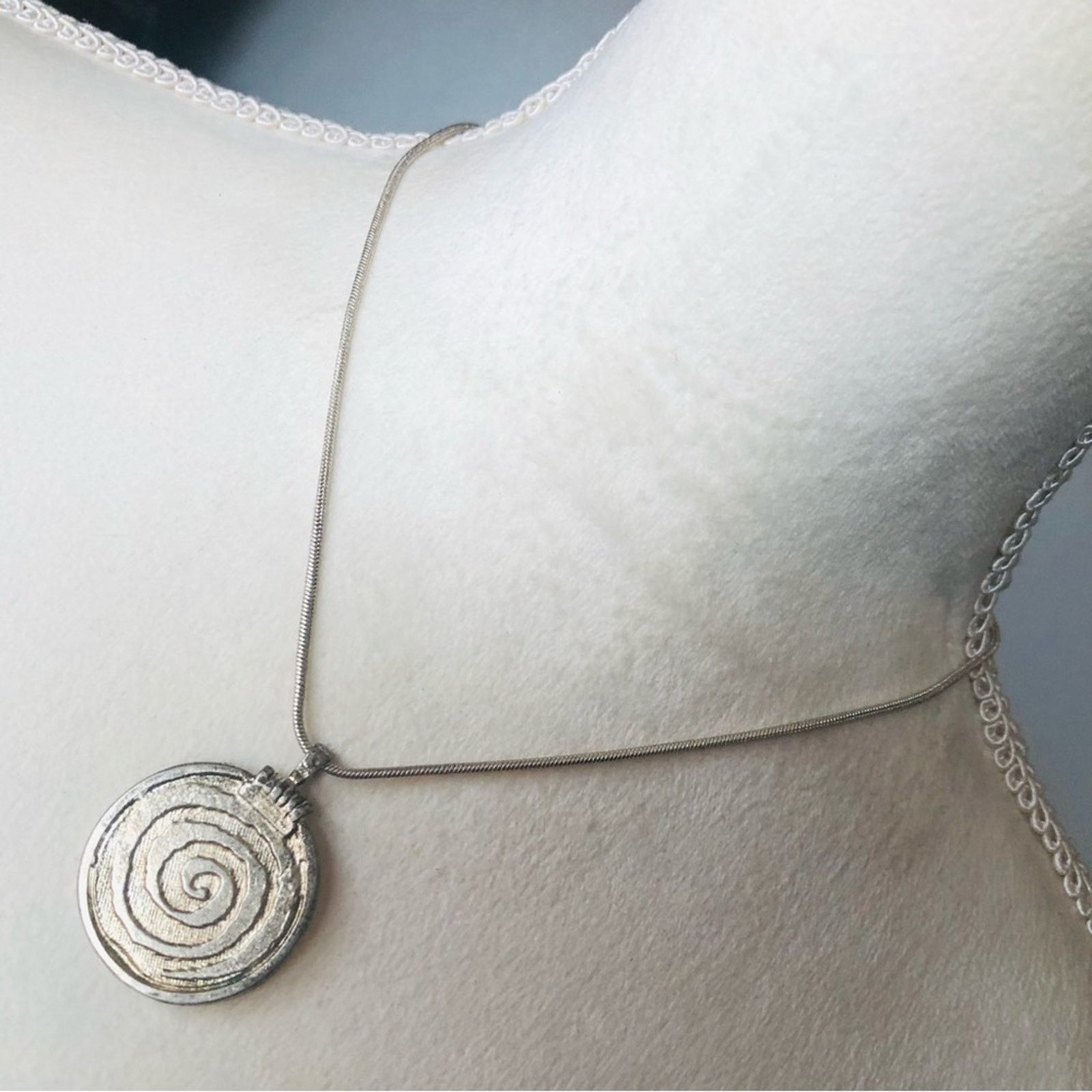 Vintage Vintage antique silver swirl pendant on chain necklace Size ONE SIZE - 1 Thumbnail