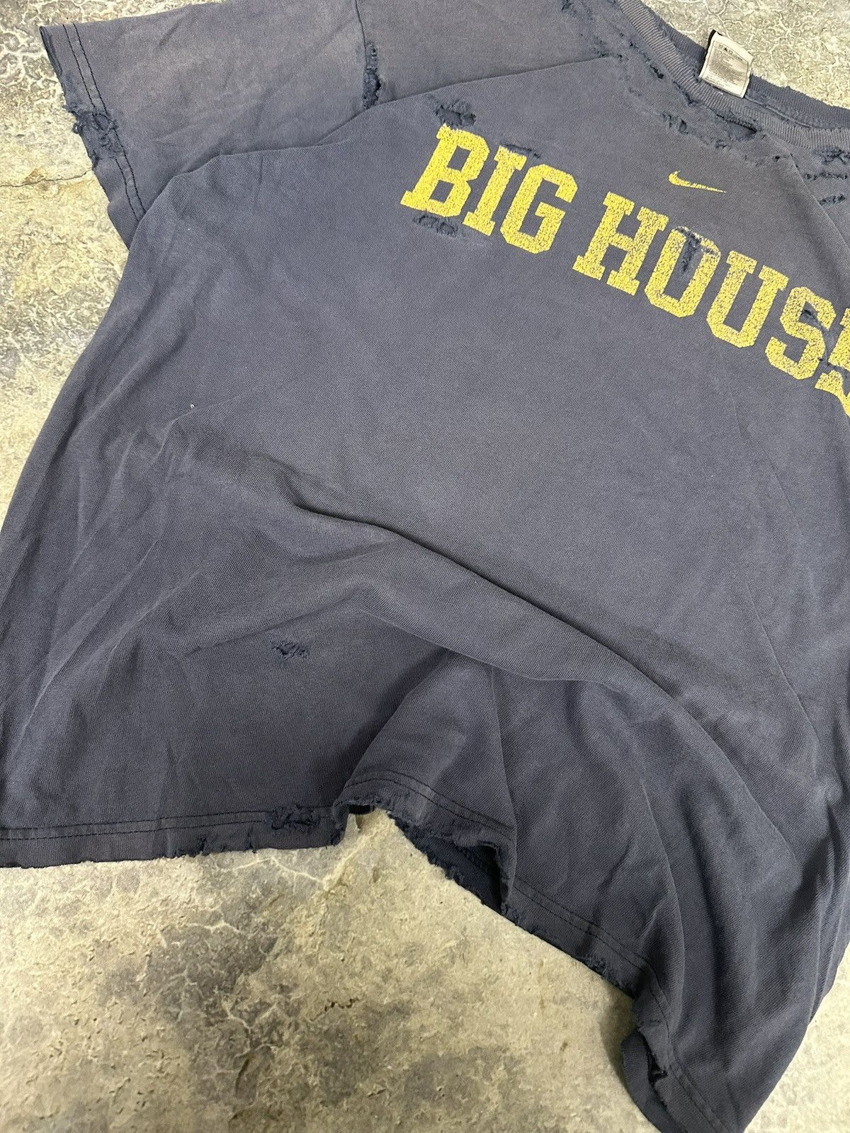 Nike × Vintage Vintage Bighouse Thrashed Nike Michigan Tee Size US M / EU 48-50 / 2 - 2 Thumbnail