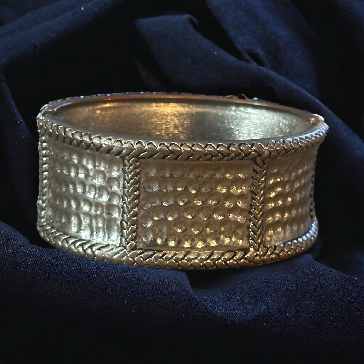 Vintage Vintage silver tone hammered hinged bangle bracelet Size ONE SIZE - 1 Thumbnail