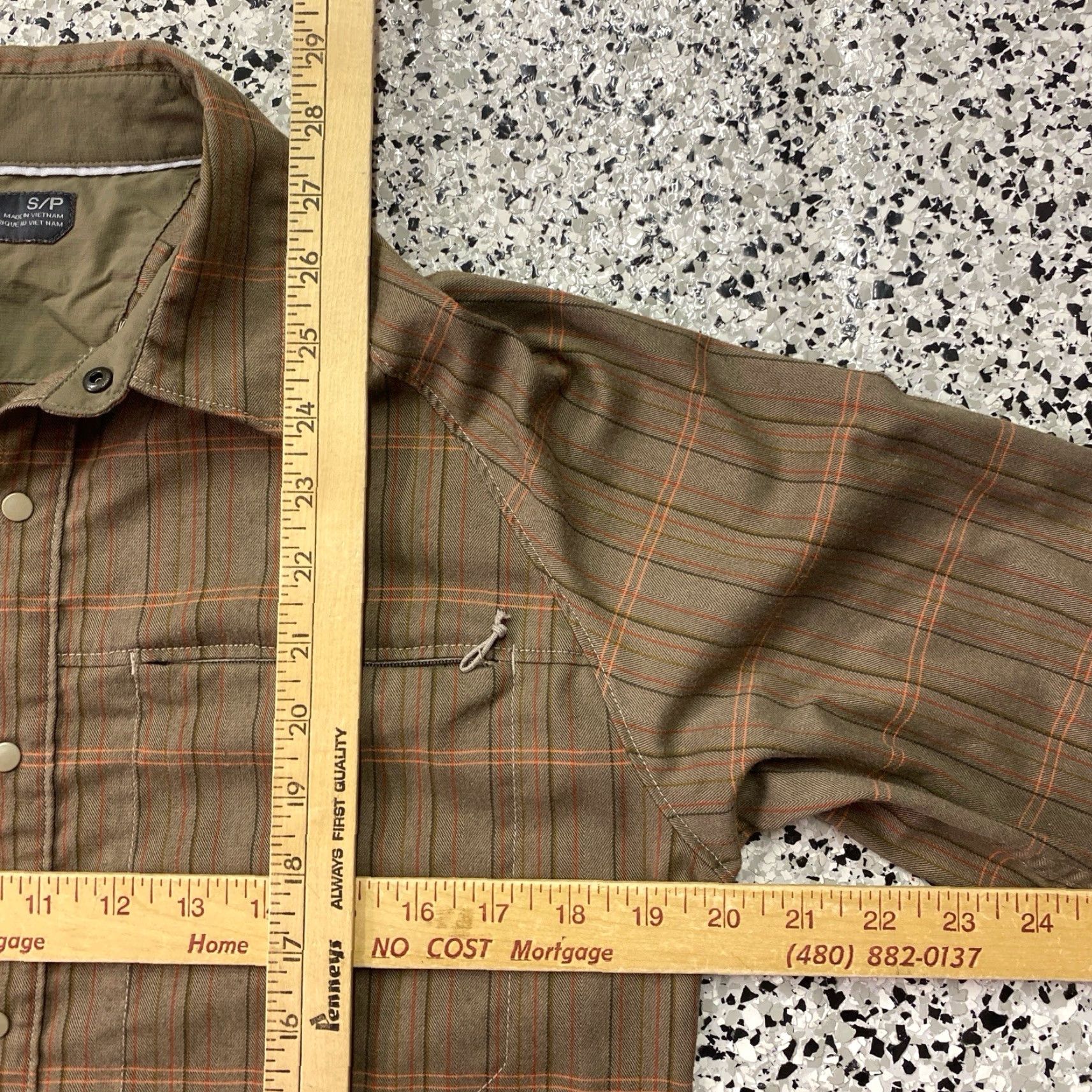 Mountain Hardwear Mountain Hardwear Button-Up Shirt Red Stripes Long Sleeve S Mens Regular Pocketed Busy Outdoor Midweight Button-Up Shirt Size US S / EU 44-46 / 1 - 3 Thumbnail