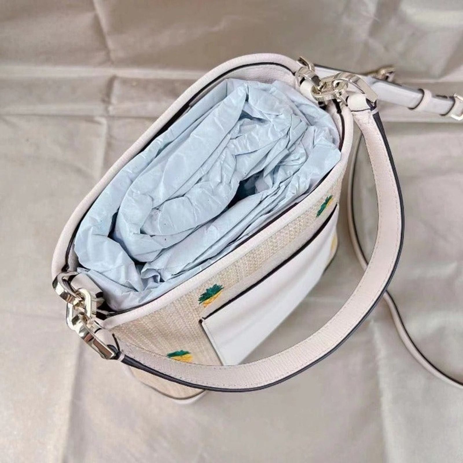 Kate Spade Kate Spade k7288 darcy small pineapple bucket bag parchment Size ONE SIZE - 4 Thumbnail