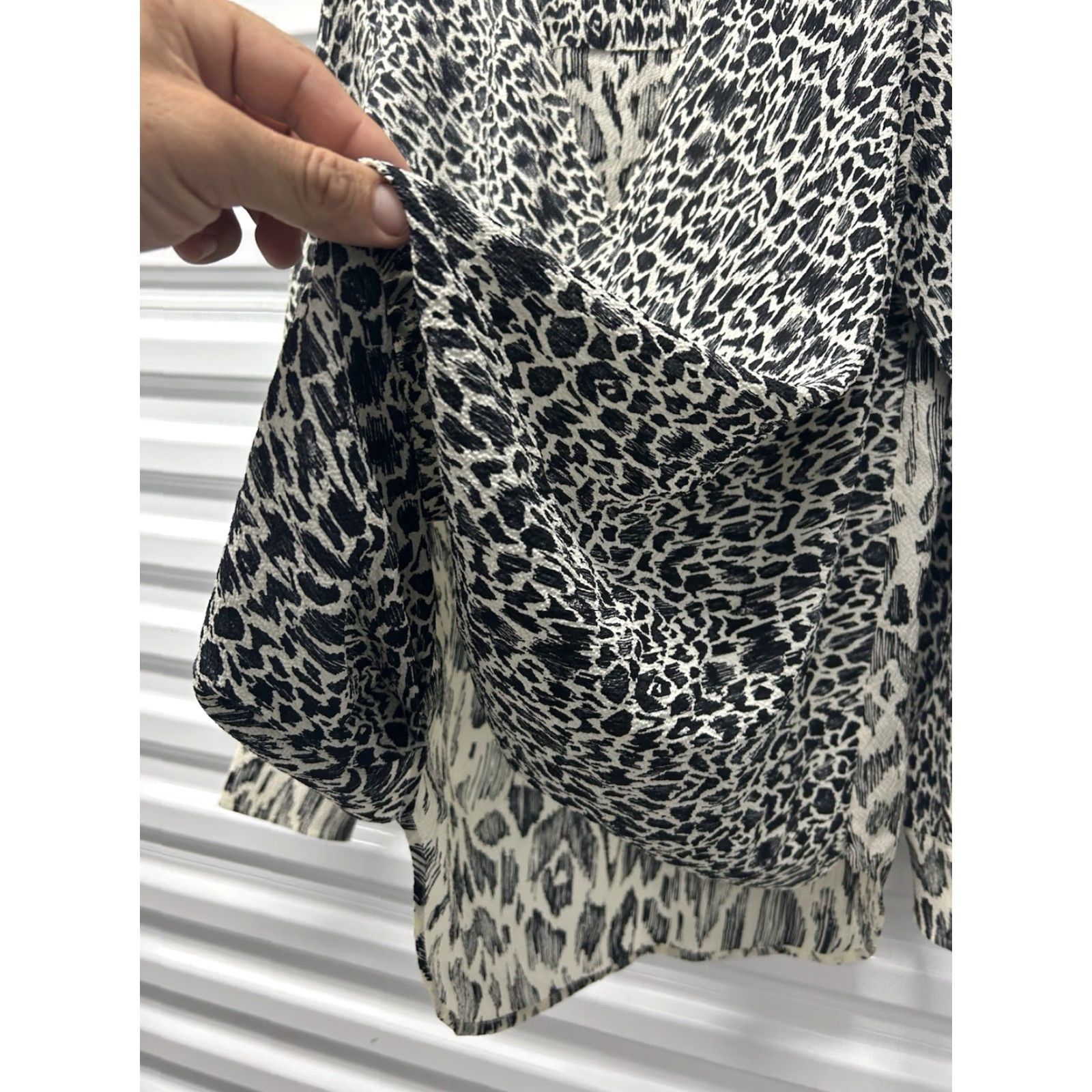 Vintage Derek Lam 10 Crosby Blouse Ice Ivory Leopard V-Neck Long Sleeve Silk Top 2 Women’s Size XS / US 0-2 / IT 36-38 - 6 Thumbnail