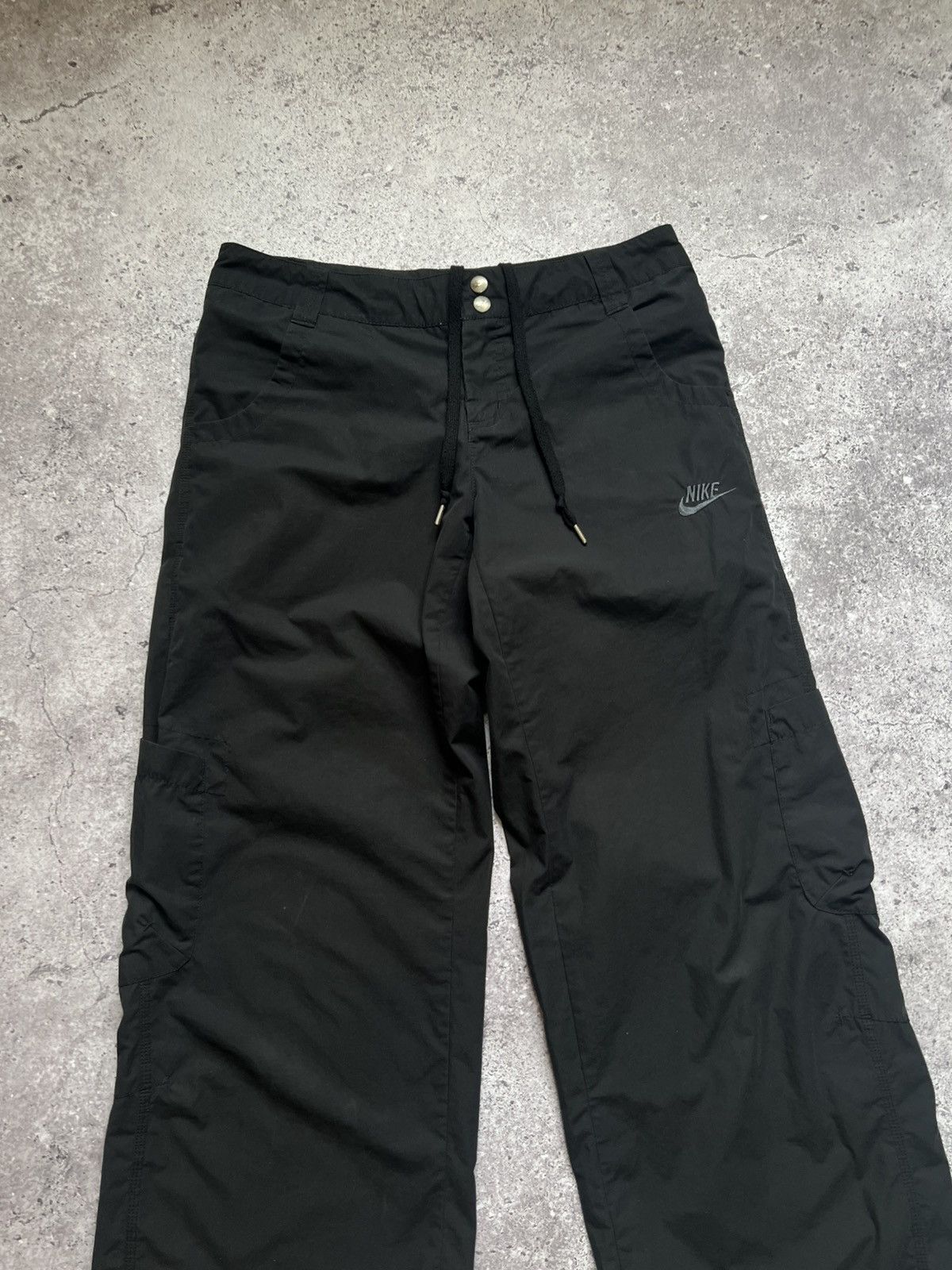 Vintage Vintage Nike Y2K Swoosh Cargo Pants Size 32" / US 10 / IT 46 - 2 Thumbnail
