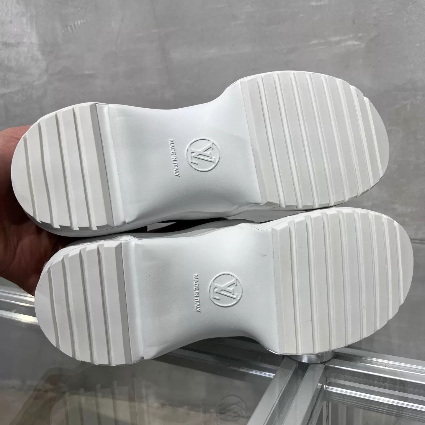 Louis Vuitton LV Monogram Arch Sneakers White EUR36 Size US 5.5 / IT 35.5 - 7 Thumbnail