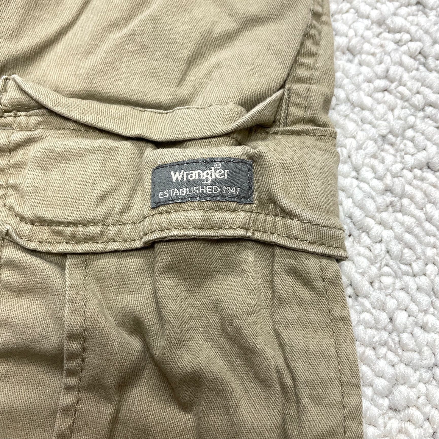 Wrangler Wrangler Cargo Shorts Mens 44 Relaxed Fit Beige Brown Pockets Inseam 910" Adult Size US 44 / EU 60 - 3 Thumbnail