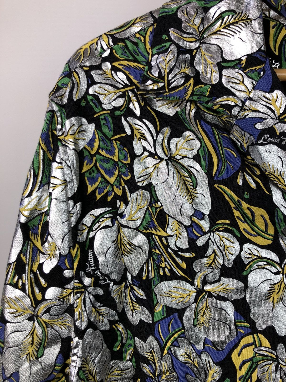 Louis Vuitton Louis Vuitton Hawaii Flowers Shirt Very Rare Made in Italy Size US XL / EU 56 / 4 - 4 Thumbnail