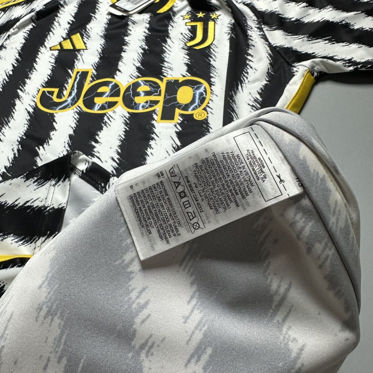 Adidas JUVENTUS ADIDAS 2024/2025 FOOTBALL HOME JERSEY #10 YILDIZ Size US M / EU 48-50 / 2 - 10 Thumbnail