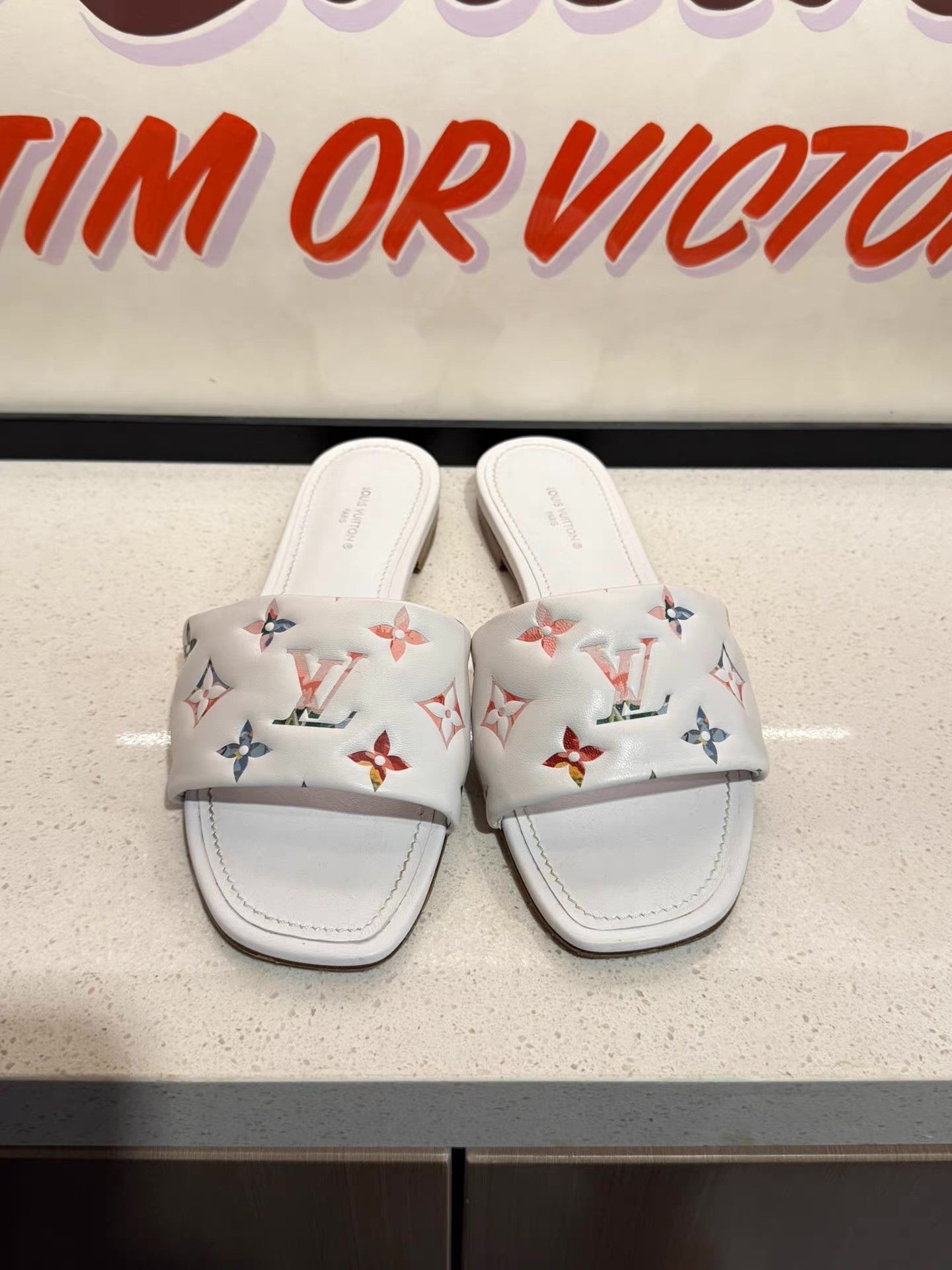Louis Vuitton Louis Vuitton Revival slip-onslide sandalsWomen’s white Ｑ20 Size US 6 / IT 36 - 7 Thumbnail