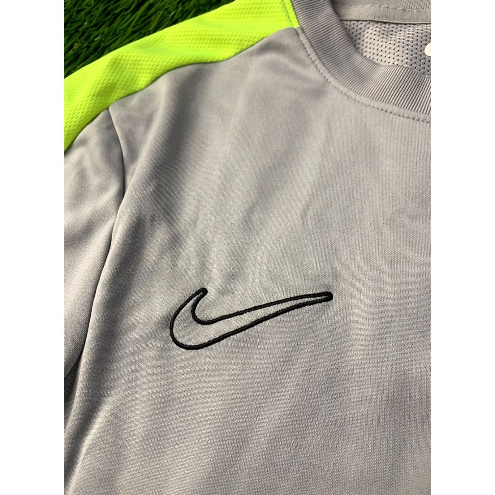 Nike NIKE ACADEMY DRI-FIT ORIGINAL 2023 MEN FOOTBALL SHIRT JERSEY TEE SIZE S Gray and Neon Size US S / EU 44-46 / 1 - 3 Thumbnail