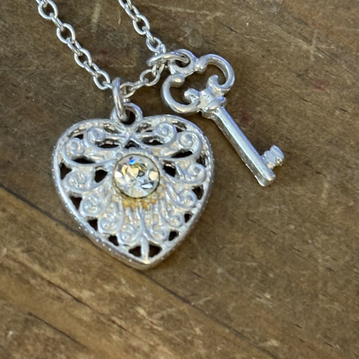 Vintage Vintage Avon Key To My Heart pendant necklace Size ONE SIZE - 5 Thumbnail