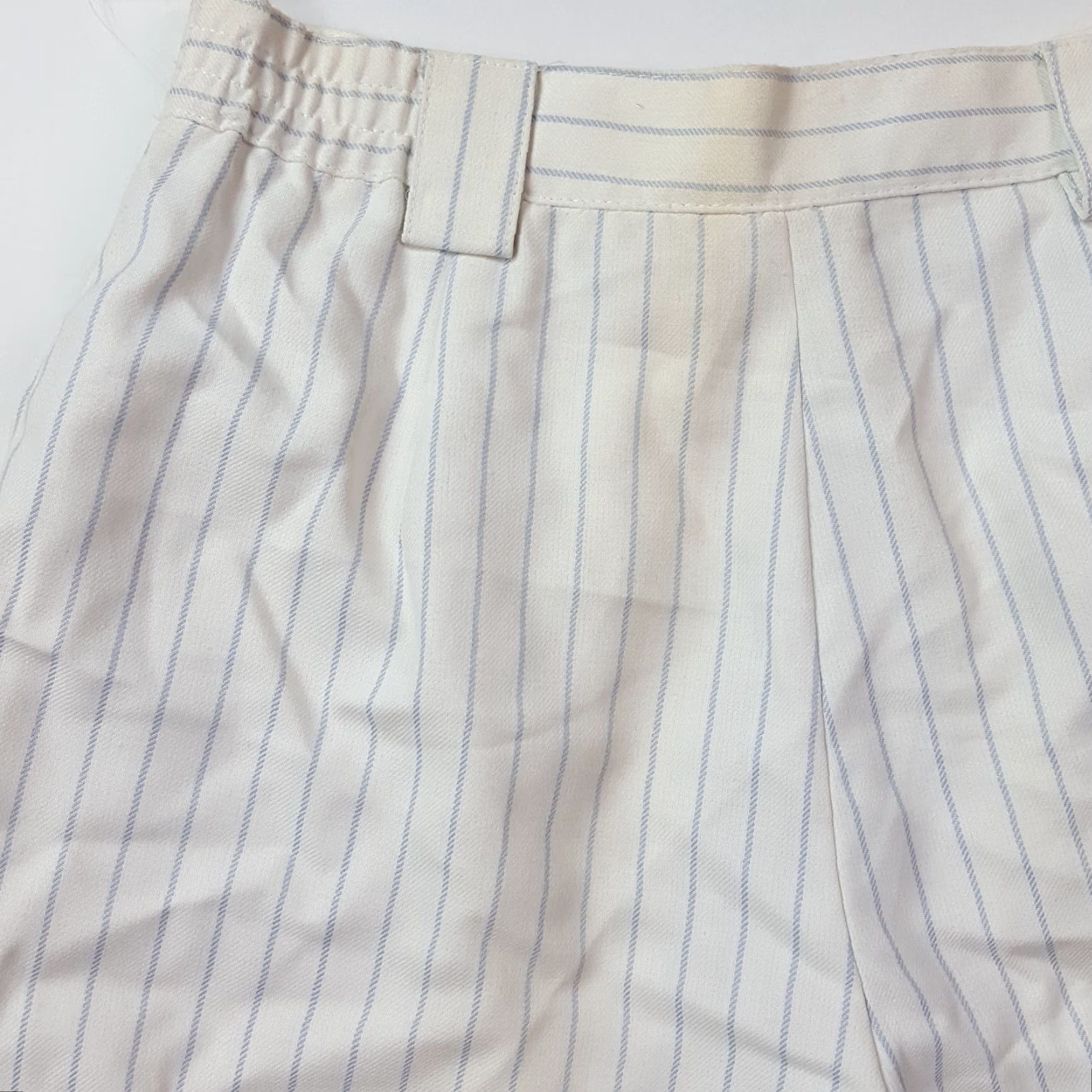 Vintage VINTAGE Tail Sportswear Women's White Striped Pleated Tennis Short 28" Waist 8 Golf Casual 90s Mens Women Girls? Size 30" / US 8 / IT 44 - 7 Thumbnail