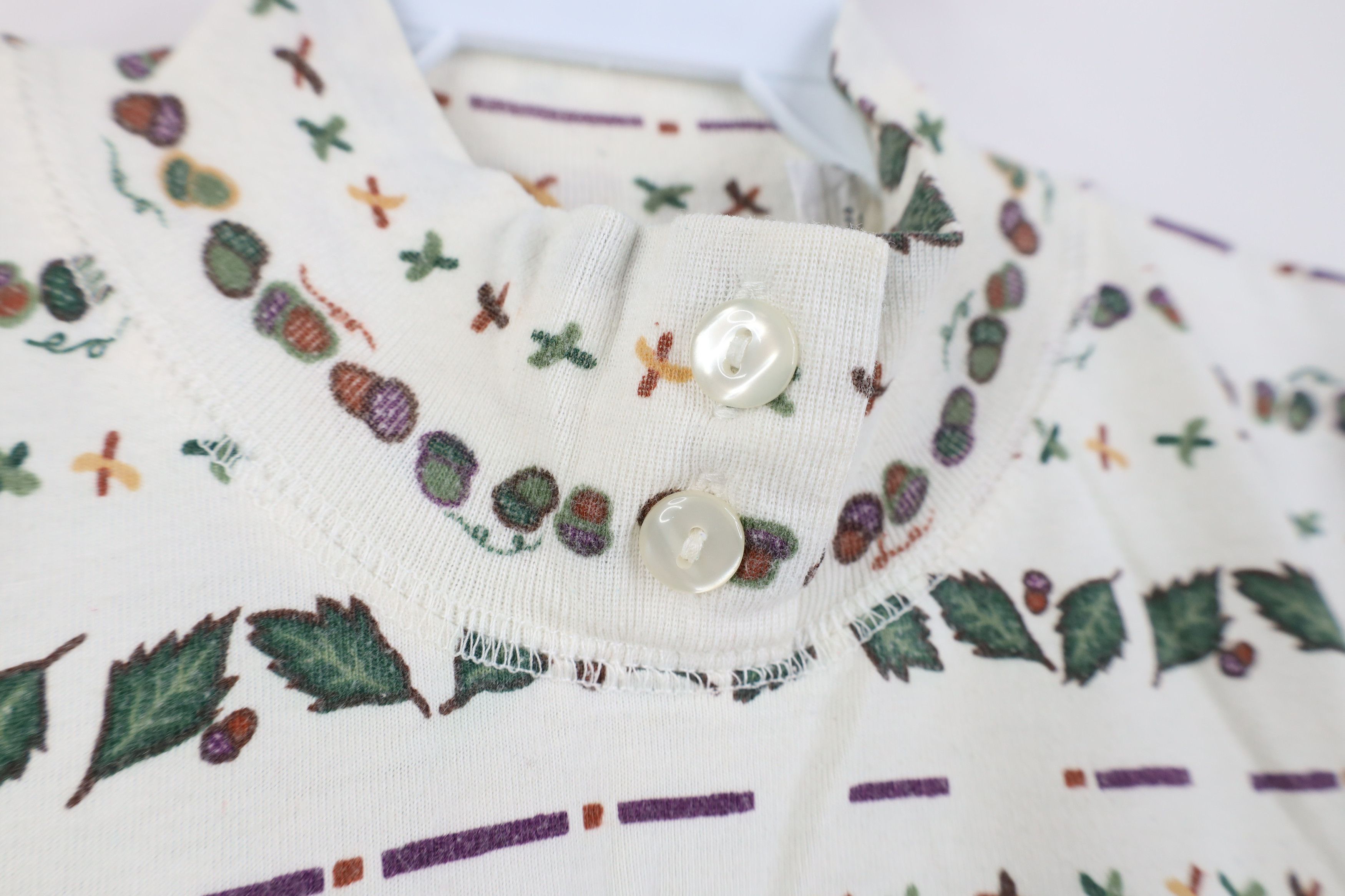 Vintage Vintage 90s Streetwear Fall Leaf Acorn Mock Neck T-Shirt Size L / US 10 / IT 46 - 4 Thumbnail